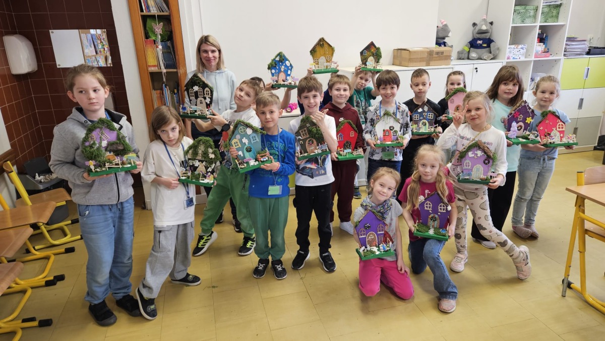 Warsztaty tworzenia drewnianych domków w klasie 1b